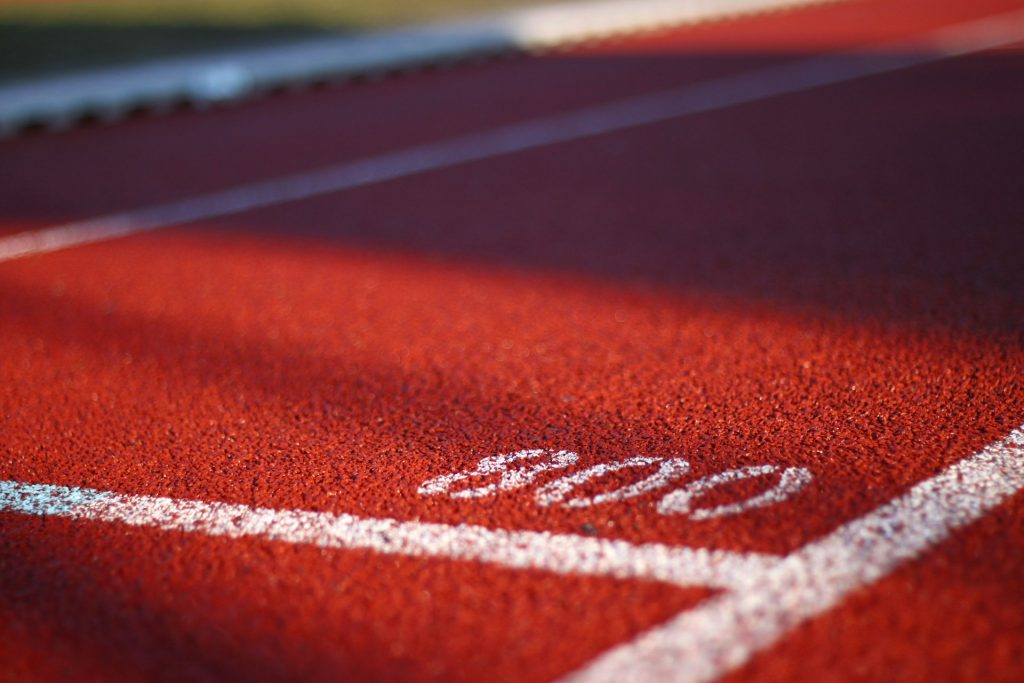 Dominio de Hodgkinson en la semifinal de 800 metros