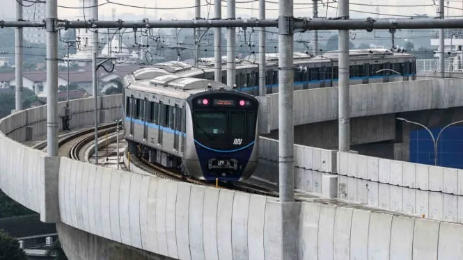 5cd3c703e694f-rangkaian-kereta-moda-raya-terpadu-mrt-lebak-bulus-bundaran-hi-melintas-di-sta_665_374.jpg