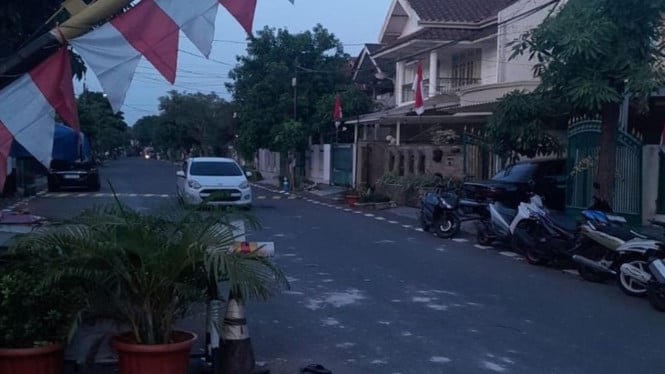 68b3a5bcda45f-jalan-komplek-kediaman-menteri-keuangan-sri-mulyani-di-bintaro_665_374.jpeg