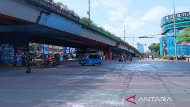 68b3be424e3b9-sejumlah-kendaraan-saat-melintas-di-bawang-jalan-layang-senen-jakarta_665_374.jpg