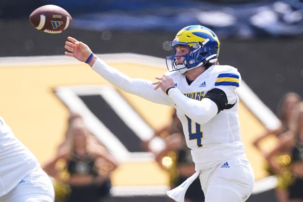 delaware-quarterback-nick-minicucci-rolls-110836399.jpg