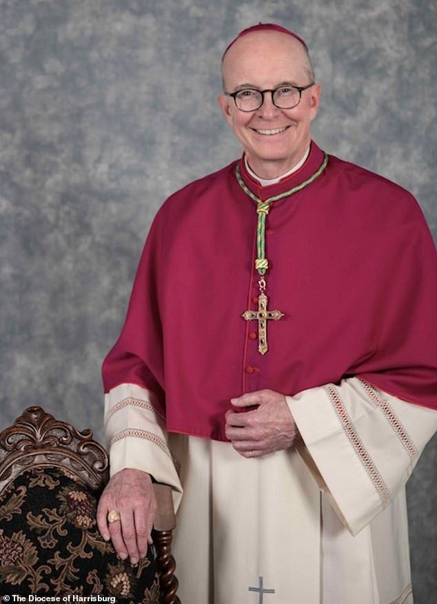 La Diócesis de Pensilvania se disculpa después de que una carroza de Halloween en una escuela católica presentara una réplica de la Puerta de Auschwitz