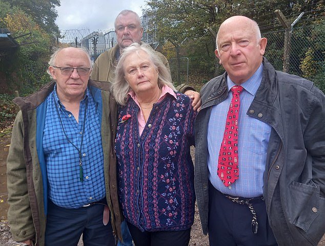 El Club del Asesinato del Jueves de la vida real se instaló en lo profundo de un cobertizo de 18 metros de altura en Wiltshire.