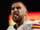 Travis Kelce ahuyenta a los fanáticos de los Bills mientras camina hacia el vestidor luego de ser fuertemente golpeado por un rival.
