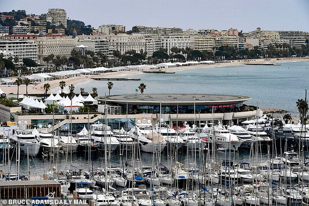 Los funcionarios públicos que disfrutaron de un viaje de trabajo «borracho» en la Riviera francesa están acumulando una factura de £170.000… Los hogares del Reino Unido están destinados a fuertes aumentos de impuestos municipales