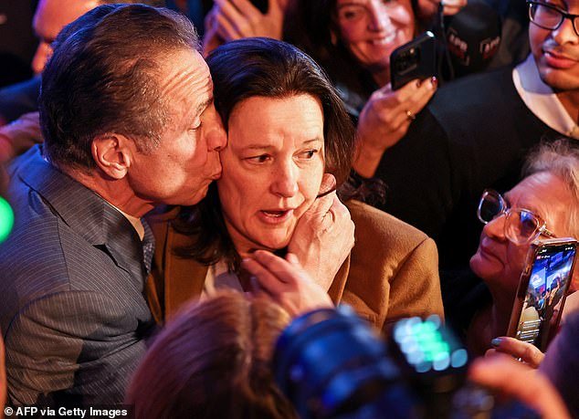 La verdad detrás de la foto de Andrew Cuomo sosteniendo y besando a una abogada