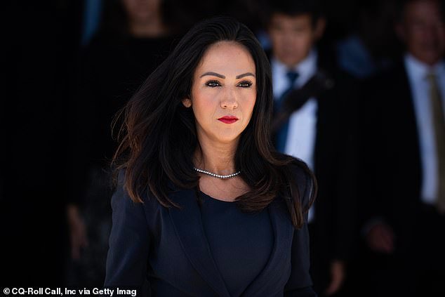 Trump Epstein está en crisis mientras el carismático legislador republicano se traslada a la cumbre de la Sala de Situación