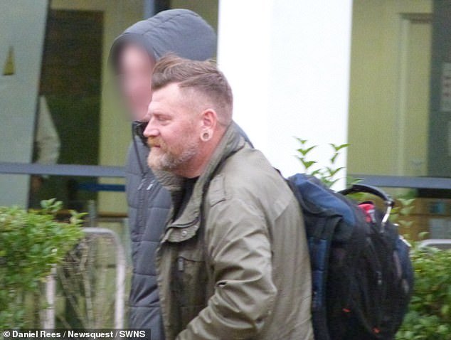 Binman, de 46 años, que confundió a un ciclista desnudo de caridad con un pervertido y lo golpeó mientras caminaba en bicicleta, ha sido liberado de la corte.