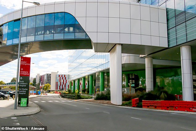 El departamento de emergencias del concurrido hospital de Perth se inundó después de que un paciente descontento fuera acusado de vandalismo