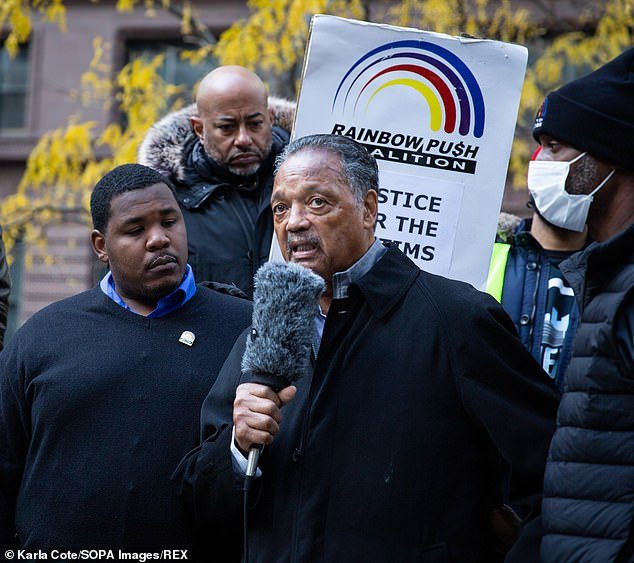 El líder de derechos civiles, el reverendo Jesse Jackson, fue hospitalizado en Chicago