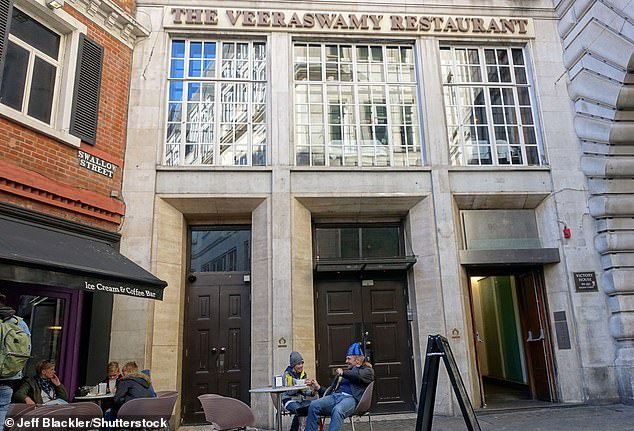 Los grandes chefs Raymond Blanc y Michel Roux Jr han expresado su indignación por los planes de Crown Estate de convertir el restaurante indio más antiguo de Gran Bretaña en oficinas.