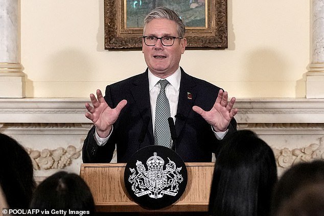 Starmer ‘será el próximo’ si el asistente principal Morgan McSweeney se ve obligado a dimitir por la guerra informativa número 10: el primer ministro se disculpa con Wes Streeting mientras ‘comienza la investigación’