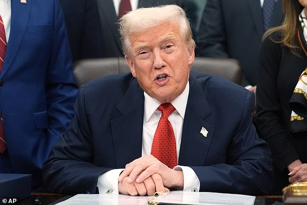 La BBC se disculpa con Donald Trump por el documental Panorama ‘engañoso’ después de que el presidente amenazara con demandar por mil millones de dólares, pero se niega a pagar una compensación