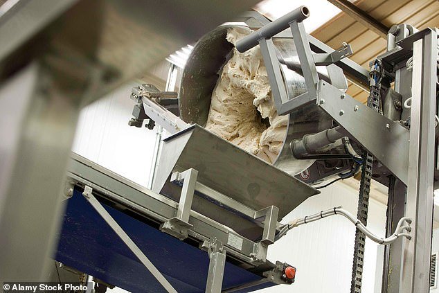 Baker es estrangulada por su propio panadero cuando su bufanda queda atrapada en una máquina mezcladora de masa.