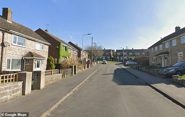 Un niño de seis años muere después de un «episodio médico» en su casa después de que la policía arrestara a una mujer y una adolescente bajo sospecha de causar o permitir la muerte del niño.