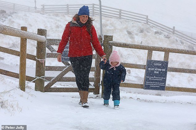 La Met Office dice que Inglaterra podría estar a días de su primera nevada desde el invierno pasado, y los meteorólogos revelan cuándo todos podrían ver una pizca de nieve blanca.