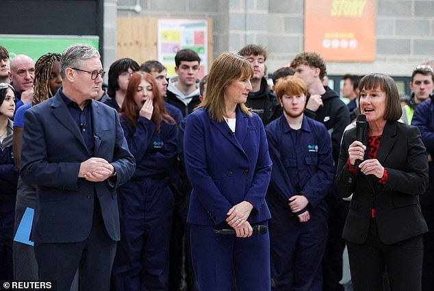 Horrible voto de confianza de Stormer: el primer ministro respalda al principal asesor McSweeney mientras el primer ministro mata la investigación sobre las brutales sesiones informativas del gabinete; dice que no cree que provinieran del número 10