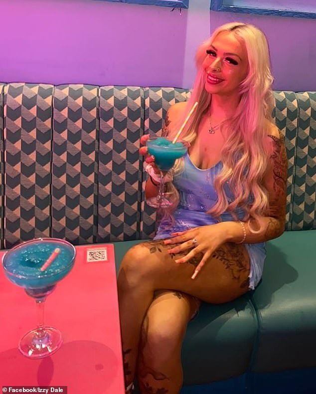 Una funcionaria de prisiones está tras las rejas después de tener relaciones sexuales con el amante de un prisionero en la capilla de una prisión y colgar una foto enmarcada de ella en su cama.