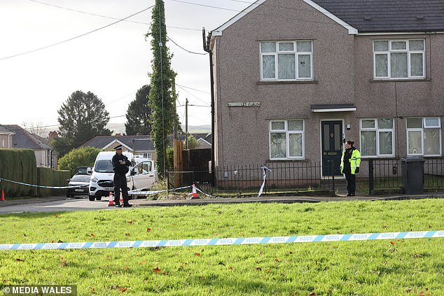 Un colegial de 17 años muere y una mujer gravemente herida en un ataque a su casa – La policía armada arresta a un hombre de 18 años bajo sospecha de asesinato