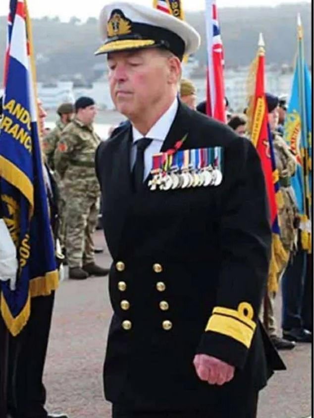 La policía arresta a un hombre después de que apareciera un ‘falso almirante’ en el evento del Domingo del Recuerdo