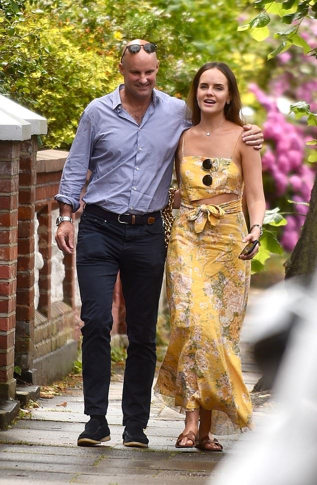 El ícono del cricket de Inglaterra, Andrew Strauss, de 48 años, se casará con su prometida ejecutiva de relaciones públicas, 18 años menor que él, en Sudáfrica, siete años después de que su esposa Ruth muriera de un raro cáncer de pulmón.