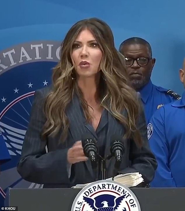 Kristy Noem presenta cheques de $10,000 a agentes de la TSA que permanecieron en el trabajo durante el cierre del gobierno