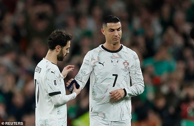Cristiano Ronaldo será suspendido para la Copa del Mundo: la estrella de Portugal fue roja por un violento codazo contra su oponente de Irlanda en una sorprendente sorpresa, y ahora enfrenta una espera nerviosa por la duración de la suspensión