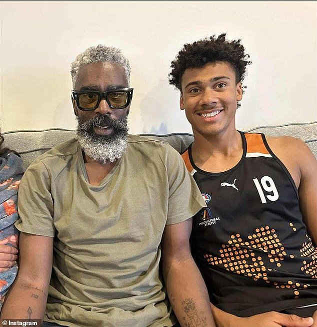 El prospecto en ascenso de la AFL se sincera sobre la dolorosa tragedia familiar en la ceremonia de graduación