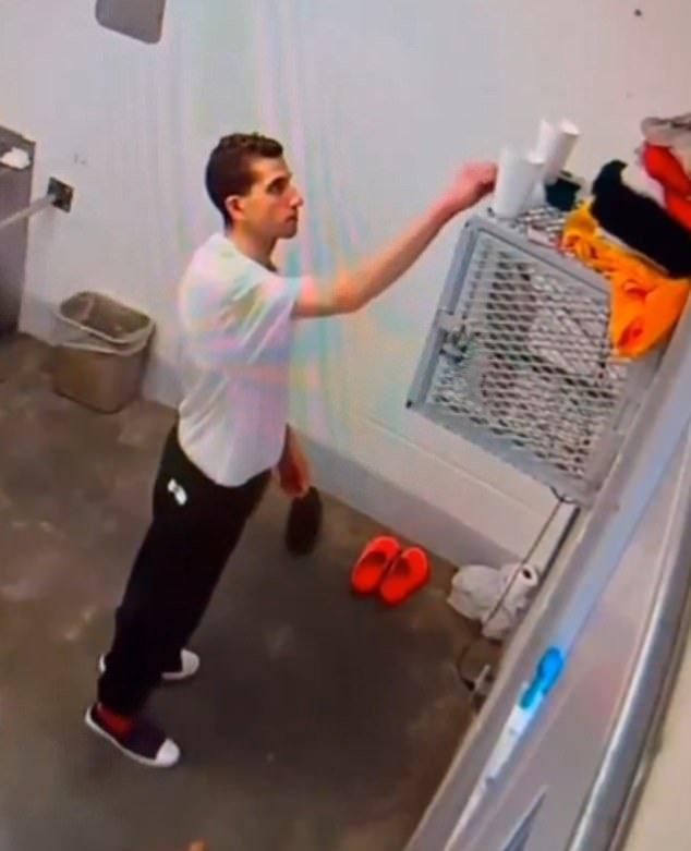 Bryan Kohberger se avergüenza tras las rejas después de verse obligado a pagar a las familias de las víctimas con el fondo para sobornos de su prisión