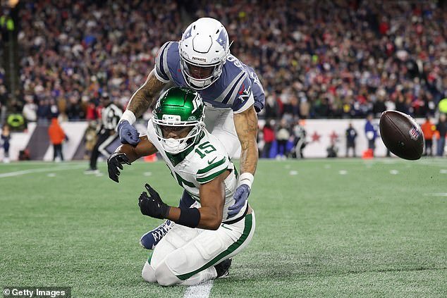 Los fanáticos de los Fierce Jets critican al receptor novato Adnai Mitchell después de un balón suelto en su debut contra los Patriots