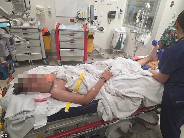 Dos niños de 13 años fueron atacados por adolescentes enmascarados mientras andaban en bicicletas eléctricas y sufrieron heridas graves después de una persecución aterradora.