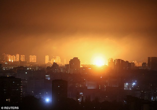 Putin disparó contra Kiev en los mayores ataques con misiles y drones en meses, dirigidos a plantas de energía y zonas residenciales.