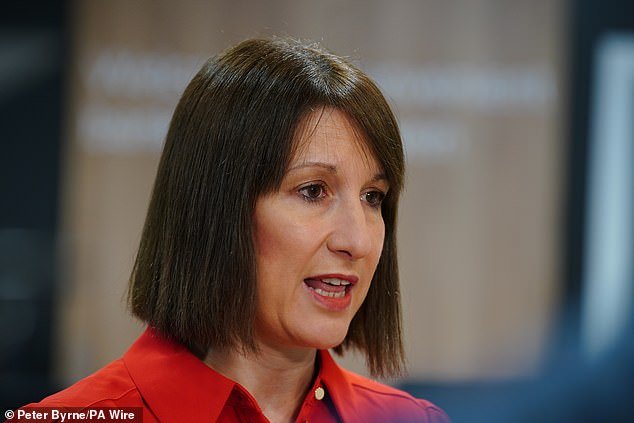 La libra se hundió a medida que aumentaron los costos de endeudamiento del Reino Unido cuando los laboristas descartaron un aumento del impuesto sobre la renta.