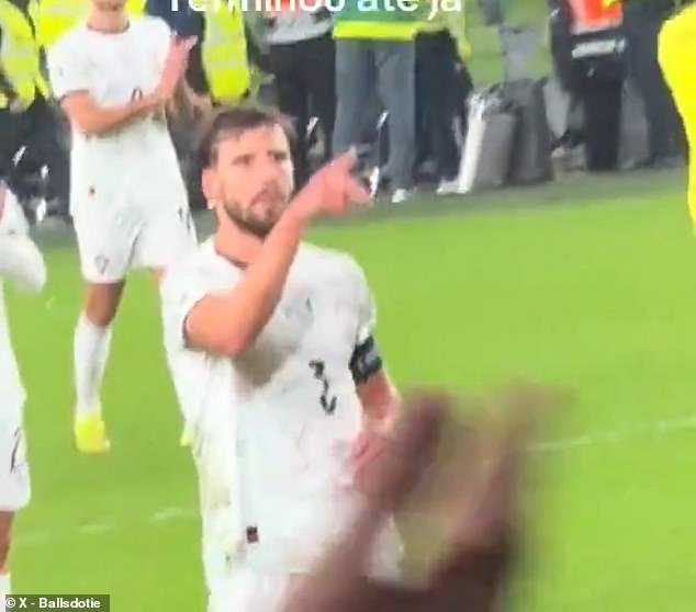 Portugal implosiona en Irlanda: Bernardo Silva y Rubén Días, furiosos, chocan con sus propios fanáticos mientras el técnico Roberto Martínez culpa a la oposición por la violenta tarjeta roja de Cristiano Ronaldo