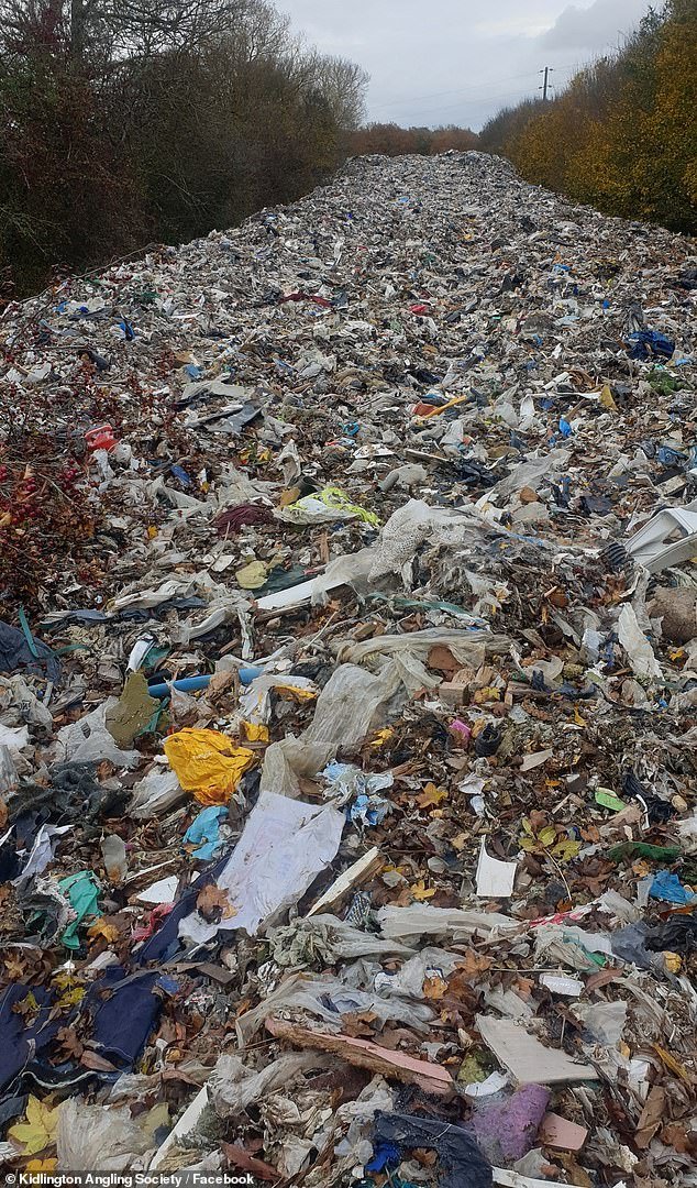 El mayor vertedero de moscas de Gran Bretaña es una montaña de basura de 500 pies: activistas denuncian un «desastre ambiental»