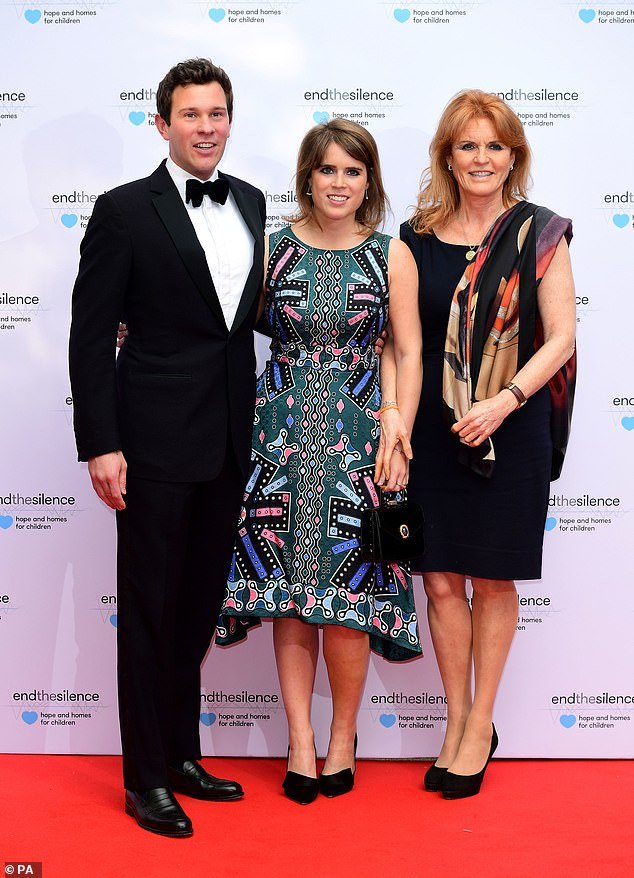 ¿Puede Fergie huir de Gran Bretaña? Sarah Ferguson se está preparando para mudarse a la villa frente al mar de £ 3,6 millones en Portugal, propiedad de su hija Eugenie y su esposo Jack Brooksbank.