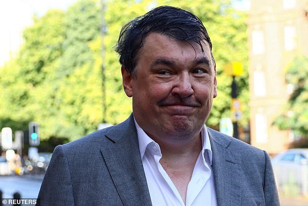 Graham Linehan acusado de racismo después de que un activista de izquierda hiciera un comentario de ‘cara negra’ en una disputa en línea sobre la relación de Donald Trump con Jeffrey Epstein