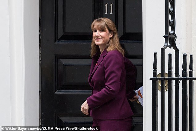 Reeves ‘sumas anárquicas’ en ‘presupuesto extremadamente caótico’: Aún se podrían pagar £750 con un salario de £50.000 sin aumentar el impuesto sobre la renta