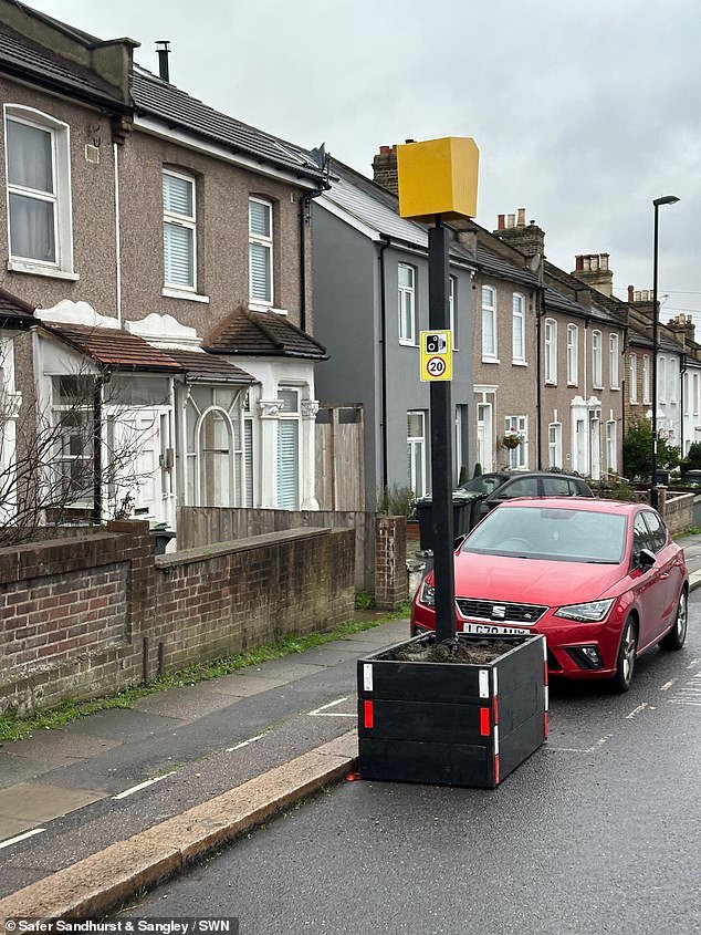 Los residentes frustrados colocaron un radar falso en su carretera para detener a los conductores que exceden la velocidad, solo para que los trabajadores municipales lo retiren cuando comience a funcionar.