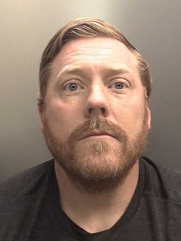 Entrenador de boxeo fotografiado con Gary Neville y Jamie Carragher ‘encarcelados durante 17 años en juicio por drogas’