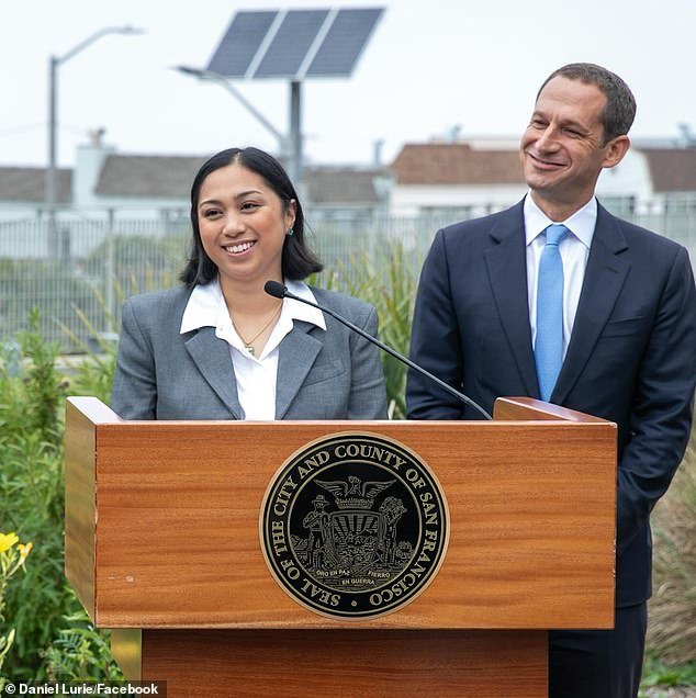 La demócrata dimitió tras encontrar decenas de animales muertos en el congelador de su tienda de mascotas