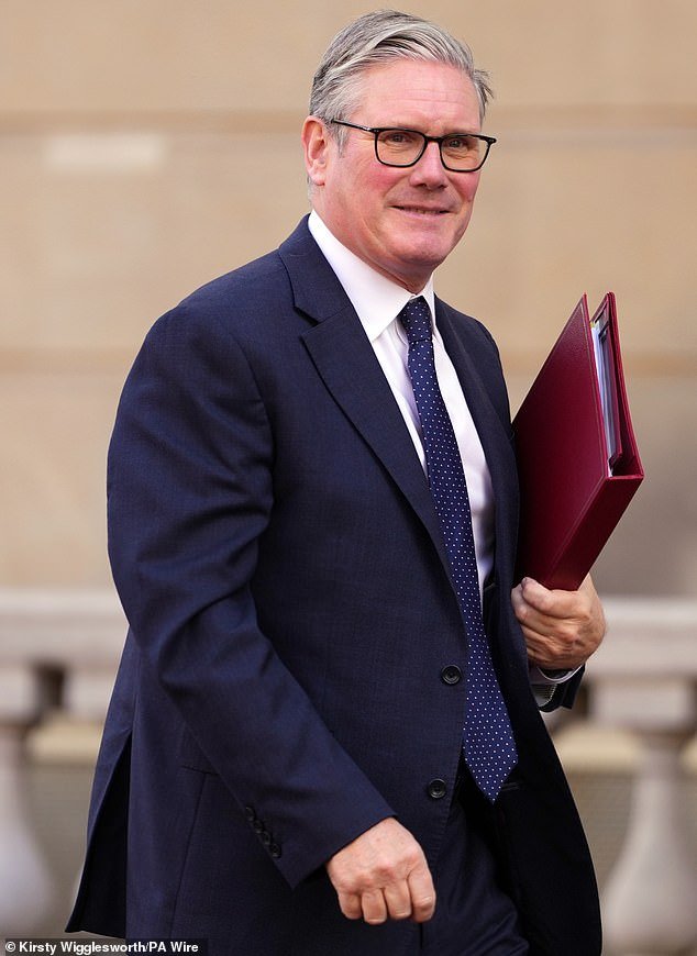 Keir Starmer debe «controlarse» en los próximos tres meses o terminará, dice Lord Blunkett mientras el liderazgo del gabinete del Primer Ministro está acosado por la intriga y el caos presupuestario.