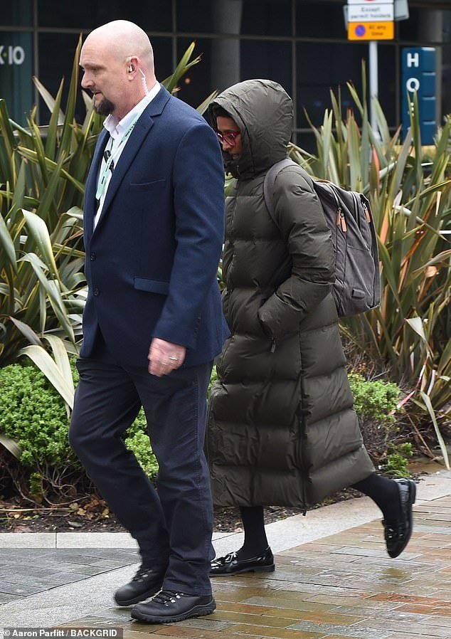 Naga Munchetti muestra estrés cuando sale del desayuno de la BBC con un guardia de seguridad mientras enfrenta una investigación formal sobre acusaciones de intimidación.