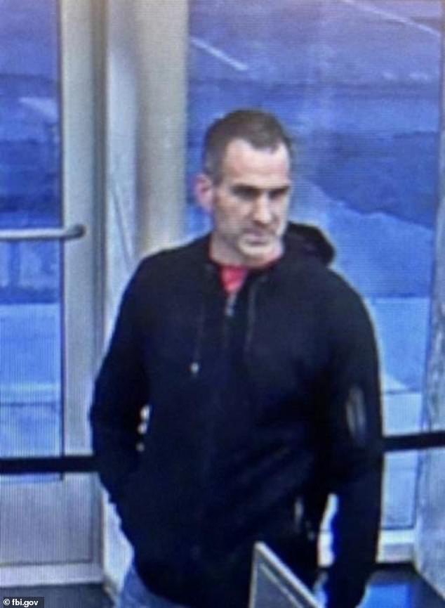 El FBI identifica a un ‘lunático radical’ buscado por atacar la oficina de la abogada de Trump, Alina Habba, mientras continúa la búsqueda