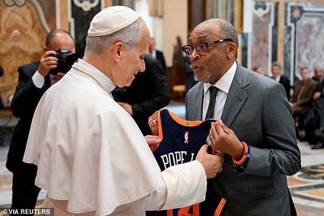 El Papa recibe la camiseta de baloncesto de los New York Knicks mientras conoce a Spike Lee, Monica Bellucci y Cate Blanchett