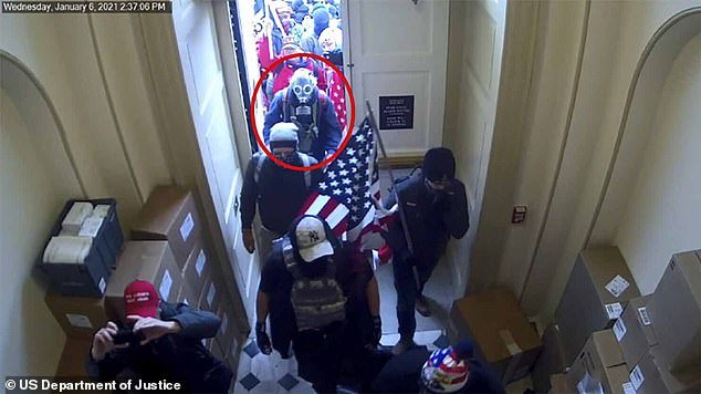 El presidente Donald Trump emitió un segundo indulto por los disturbios del 6 de enero por una condena por posesión de armas no relacionada