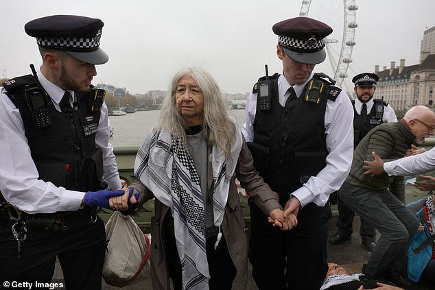 La policía arresta a cinco personas después de colgar una pancarta de Acción Palestina en el puente de Westminster, los partidarios de Gaza prometen una acción masiva en la semana