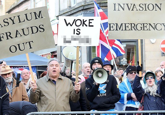 ¡Esto es la guerra! Cientos de personas salen a las calles para protestar contra el plan de Stormer de albergar a 300 refugiados en cuarteles escoceses.