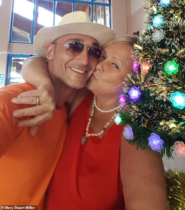 Madre británica de 65 años, furiosa porque su novio italiano, de 45 años, se «comportó como un terrorista» y se quedó sola en Calais después de ser rechazada en la frontera.