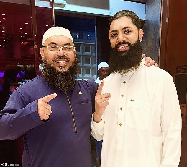 La estrella de Coronation Street ‘esclava sexual posa junto a un predicador odioso’ prohibida en el Reino Unido